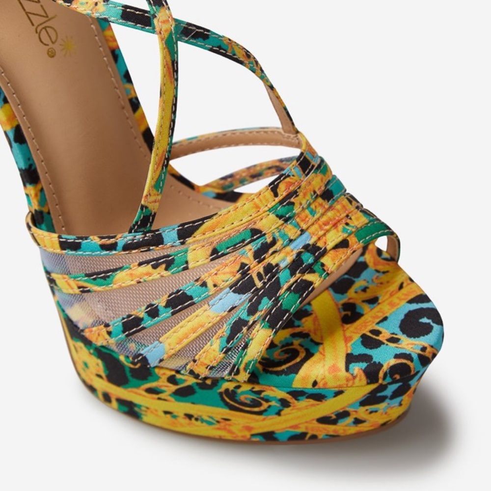 Abstract print heeled scandal size 8 1/2